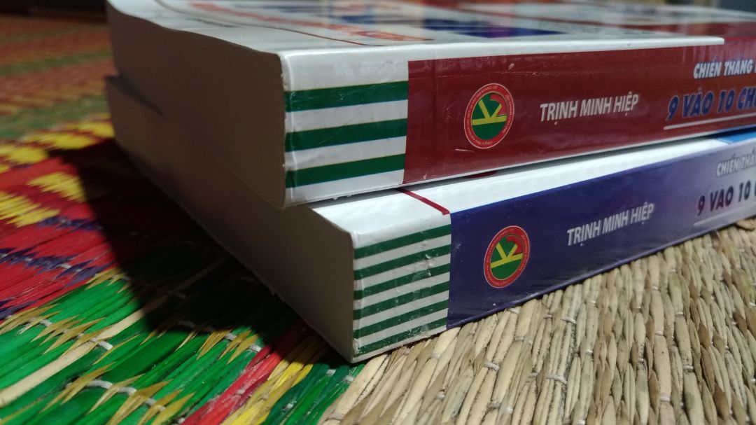 Sản phẩm tốt. Vì gói không kĩ nên có hơi móp một chút với có dính cái gì đó không biết. Nhưng nói chúng thì cũng không ảnh hưởng gì đến nội dung bên trong, sách vẫn mới, không có vấn đề. Nội dung sách phù hợp cho những bạn muốn tổng ôn chương trình Lý cấp 2 hoặc các bạn thi HSG Lý (nên tham khảo kĩ trước xem có thật sự phù hợp với bản thân không). Nói chung tin tưởng Tiki. Hy vọng lần sau Tiki sẽ gói sách và bảo quản sách cẩn thận hơn. Chúc Tiki sẽ ngày càng phát triển và uy tín hơn nữa.