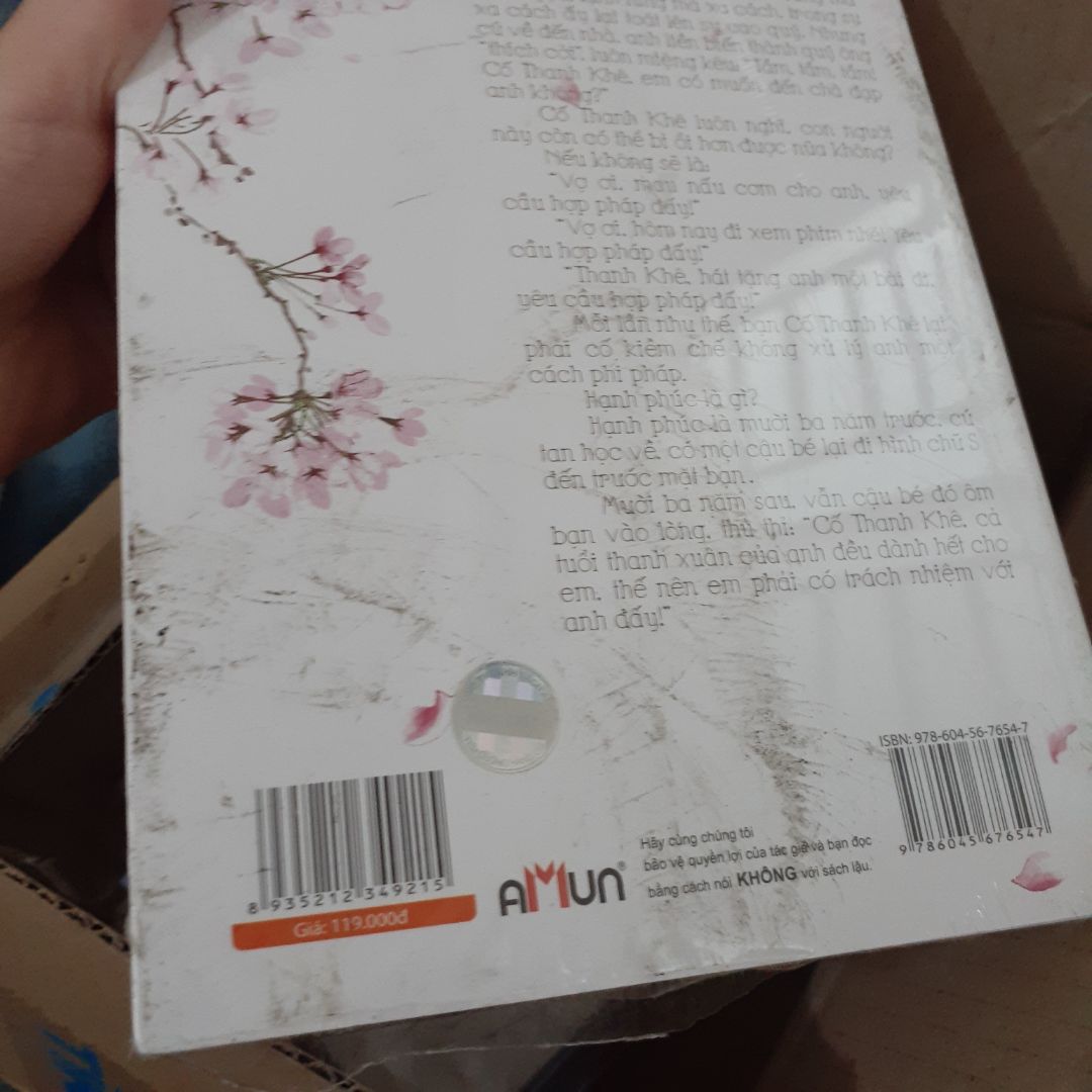 Làm sao cho coi được nha, mua cũng trả tiền đàng hoàng mà cái hộp giao lại rách te tua, sách cũ mèm, dơ trầy tùm lum :))) đã vậy chỉ để trong hộp bình thường, chả có bao bằng bọc chống sốc nữa :)) Mua tổng là 5 cuốn, chỉ có cuốn "Nụ hôn của sói" với "Từng có người... sinh mệnh" là nhìn mới, ổn hơn. Đánh giá 5 sao cho 2 cuốn này. Còn lại quá thất vọng, 3 cuốn kia mình đánh giá 1, 2 sao.