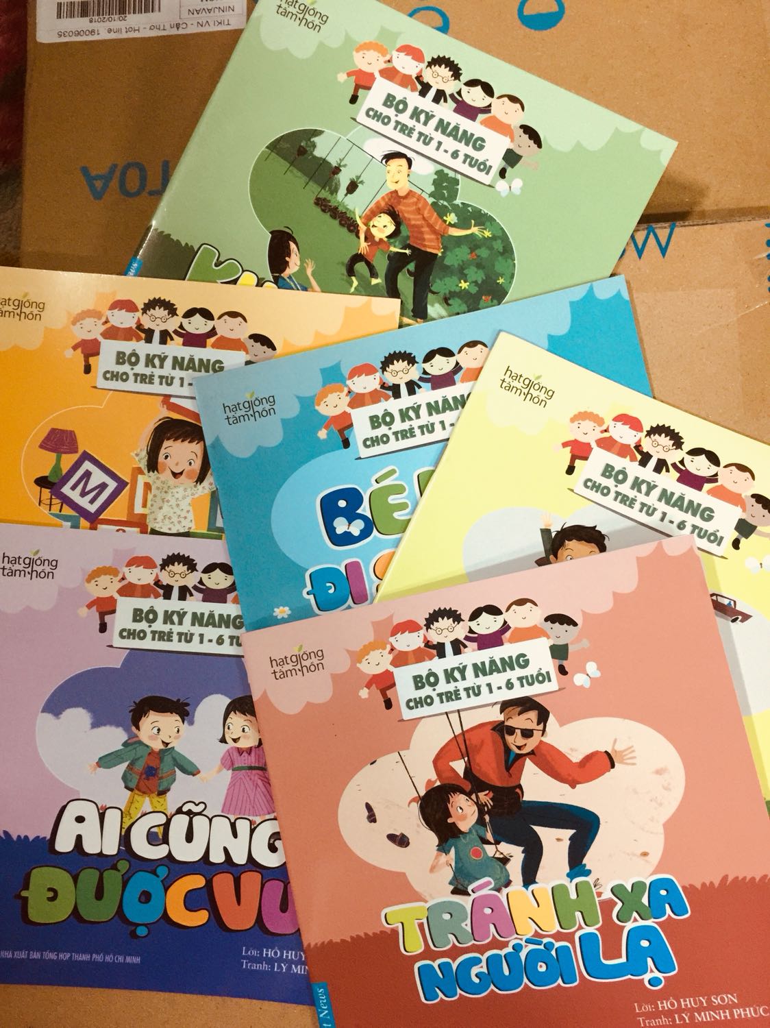 Sách đẹp lắm!!! Ko bị lỗi gì hết!!
Tớ mua 1 lố sách cho bé cháu ^^ cuốn nào cũng ưngggg
Tiki lúc nào cũng giao hàng nhanh hơn dự kiến. Mà lần này sách ở nhiều kho nên đơn hàng bị chia nhỏ thành nhiều lần giao. 4 5 lần giao lận í :( phải ở nhà canh đợi ngta giao hàng hơi mệt, nhưng nhận đc sách rồi thì thích lắm nè ^^