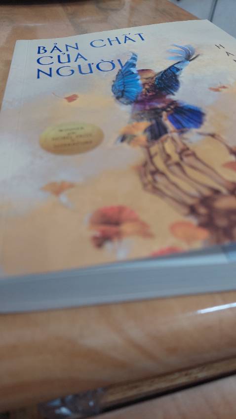 “  Tôi cũng nghe kể chuyện về một tiểu đội lính Hàn quốc được phái đi chiến trương Việt Nam. Bọn họ lùa hết phụ nữ, trẻ em , người già ra đình làng rồi thiêu chết sạch . Có những người đã được nhận thưởng sau khi thực thi những việc đó vào thời chiến , một bộ phận trong số họ mang ký ức ấy đến giết chúng tôi. Giống như người ta đã làm ở  đảo Jeju, ở Quảng Đông hay ở Nam Kinh , ở Bosnia , ở tất cả mọi nơi tại Tân Thế Giới , với mọi sự tàn nhẫn giống hệt nhau như thể đã được khắc sâu trong AND vậy..”
Bằng lối kể chuyện mang tính tự sự, “Bản chất của người” là những mảnh hồi ức rời rạc về những sự kiện trong quá khứ xoay quanh vụ thảm sát ở Kwangju ở Hàn Quốc những năm 1980. Không đi sâu vào nguyên nhân , bối cảnh chính trị xã hội, tác phẩm là những suy tư trăn trở mộc mạc, giản dị của những người khác nhau về nỗi đau thân xác, về cái chết, về ý nghĩa của cuộc sống và trên hết là về bản chất của con người.