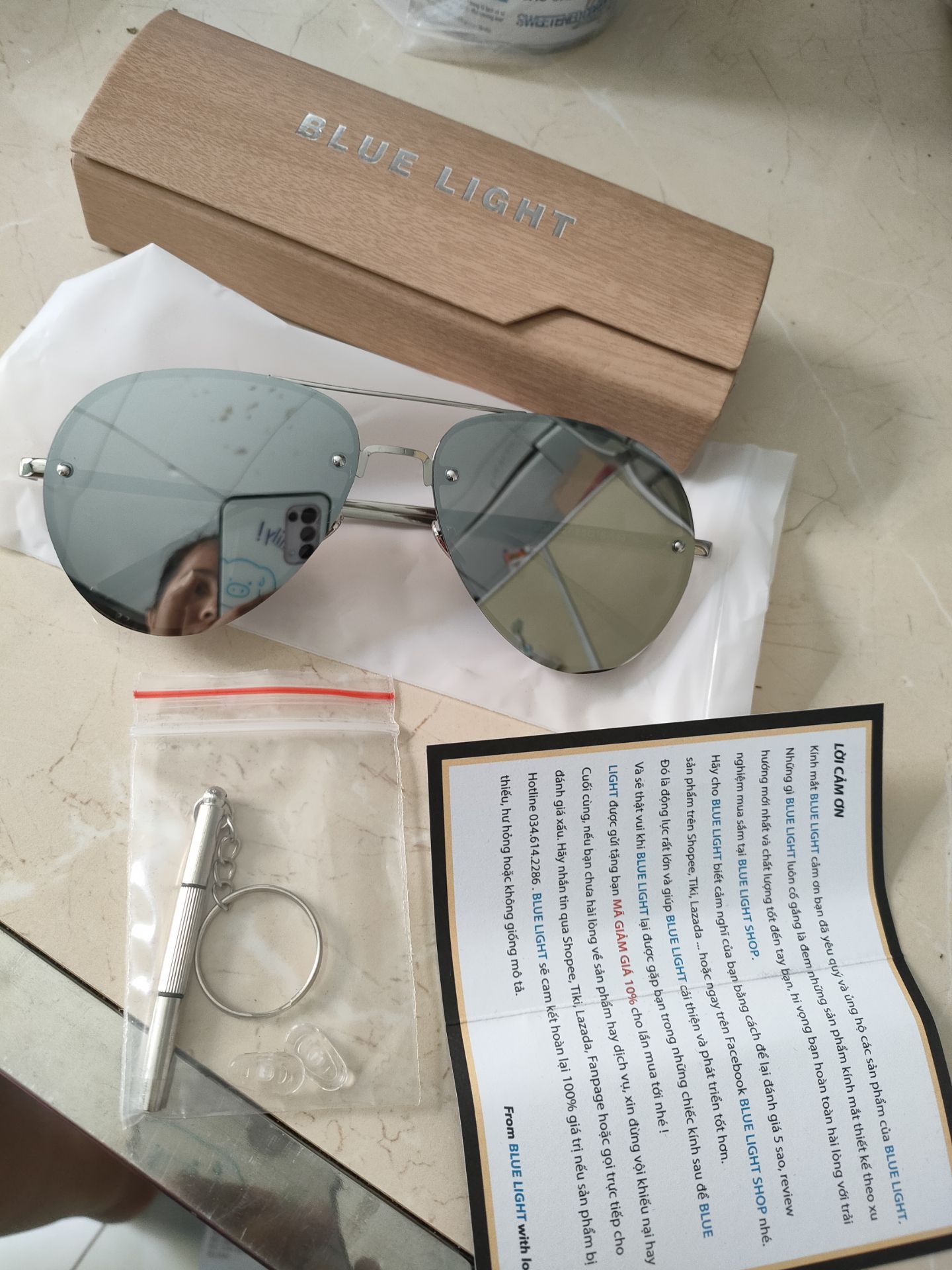 kính đẹp chắc chắn, dong gói cẩn thận. có tăng kèm một vài vật cần thiết. có thu cảm ơn. đây đủ phụ kiện. rất hài lòng luôn.