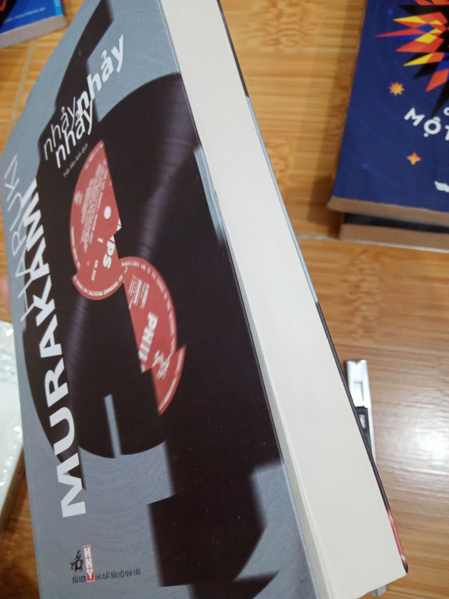 Nhìn tổng quan thì không có gì phải bàn . Sách rẻ so với giá gốc. Vận chuyển nhanh . Nhuma với giá rẻ này nên sẽ không có bao bên ngoài , và sách hơi móp tý. Mọi người tham khảo nhé !! nếu thích mn cứ mạnh dạn đặt, không phải sách nào cũng lỗi như mình đâu nè !! chúc bạn có những cảm giác thật an bên cuốn sách mình đang đọc