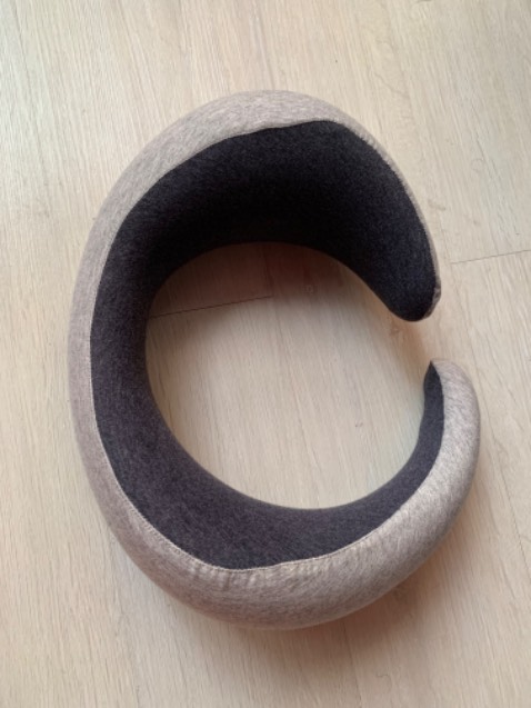 Chỉ khá ổn thôi. Vỏ gối tốt, ruột gối có áo gối riêng, nam châm may vào áo gối, foam tốt. Ngoại hình đẹp.
Điểm trừ: không bao chặt cổ, sục sịt, do nam châm 3 nấc, phần gối sau rất mỏng không ngon, sử dụng thực tế không tốt bằng gối chữ U màu xám của shop. Hãy mua gối chữ U màu của shop.