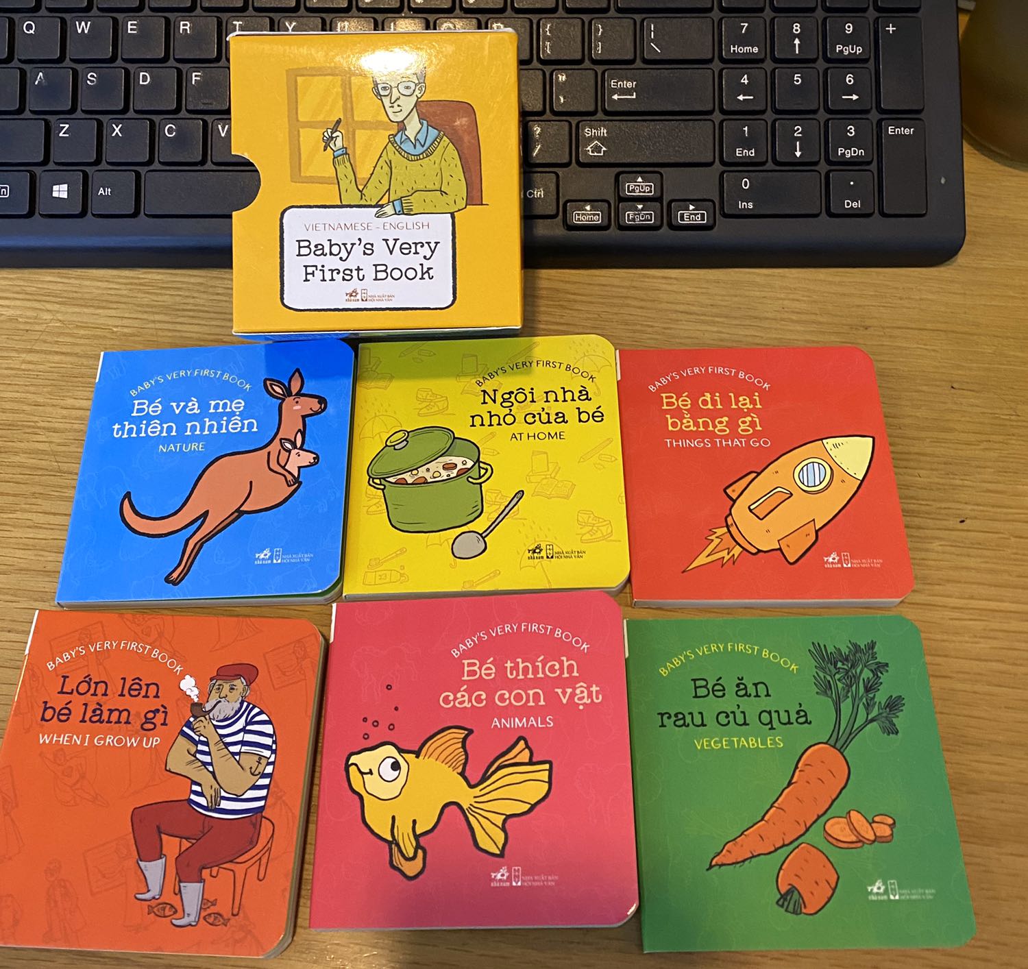 Vô cùng dễ thương nhé!
Rất thích hợp cho các bạn nhỏ nè!
Mình mua cho cháu với giá sale chỉ còn 57,200₫ 
nhưng giá trị vô cùng tuyệt vời!
Sách bìa cứng, nhỏ gọn, cầm vừa tay cho các bé,
nhiều  màu sắc và hình ảnh đáng yêu, kích thích thị giác và trí nhớ cho bé!
Sẽ tiếp tục ủng hộ sách Nhã Nam
Cảm ơn TIKI