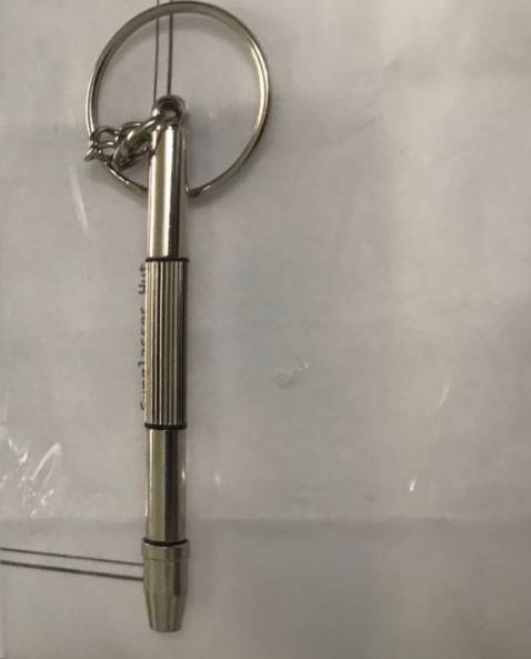 Tua vít nhỏ gọn dễ dùng, có thể dùng để sửa kính hoặc vặn vít điện thoại cũng được😂