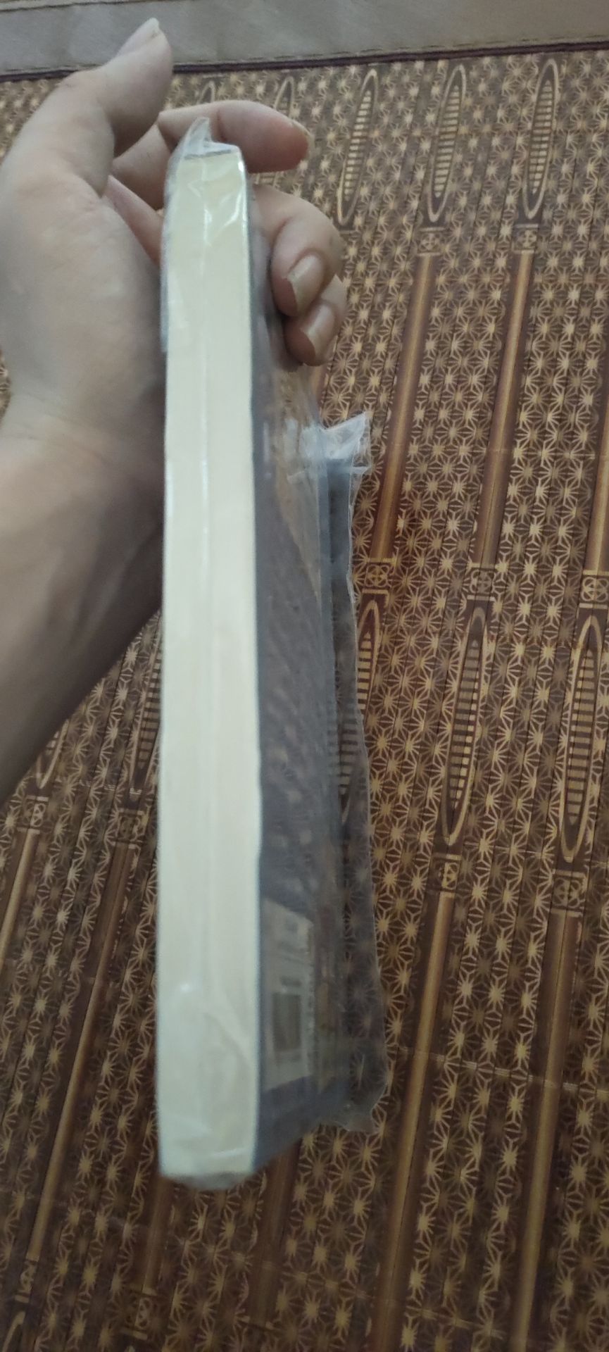 Sách rất đẹp về hình thức. Shop còn bọc cho mình một lớp áo để bảo vệ sách nữa và đây là điều mình rất thích ở shop cũng như hơn hẳn các shop khác ở khoản này. sẽ ủng hộ trong tương lai. chỉ nhìn qua ảnh thì có thể hơi hụt hẫng nhưng cầm trên tay r mn sẽ thấy nó chất lượng ntn nhé =)) Sách rất đẹp về hình thức. Shop còn bọc cho mình một lớp áo để bảo vệ sách nữa và đây là điều mình rất thích ở shop cũng như hơn hẳn các shop khác ở khoản này. sẽ ủng hộ trong tương lai. chỉ nhìn qua ảnh thì có thể hơi hụt hẫng nhưng cầm trên tay r mn sẽ thấy nó chất lượng ntn nhé =))