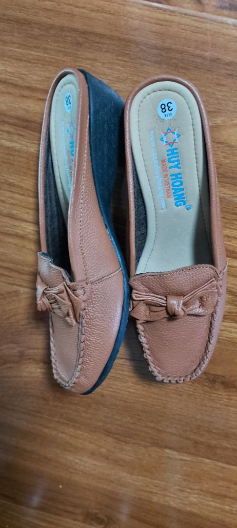 Xác nhận còn hàng mất 3 ngày sau khi Tiki tiếp nhận. Quá lâu hơn các chỗ khác. Tuy nhiên đóng hàng, chuyển hàng và giao hàng nhanh sau đó 2 ngày nhận được. Hàng đẹp, mang êm, đúng như mẫu .Lẽ ra cho 5 sao nhưng shop xác nhận quá chậm đến hơn 48 tiếng,qua ngày thứ 3 tôi theo dõi đơn hàng rất bực mình nên trừ 3 sao còn 2 sao thôi.