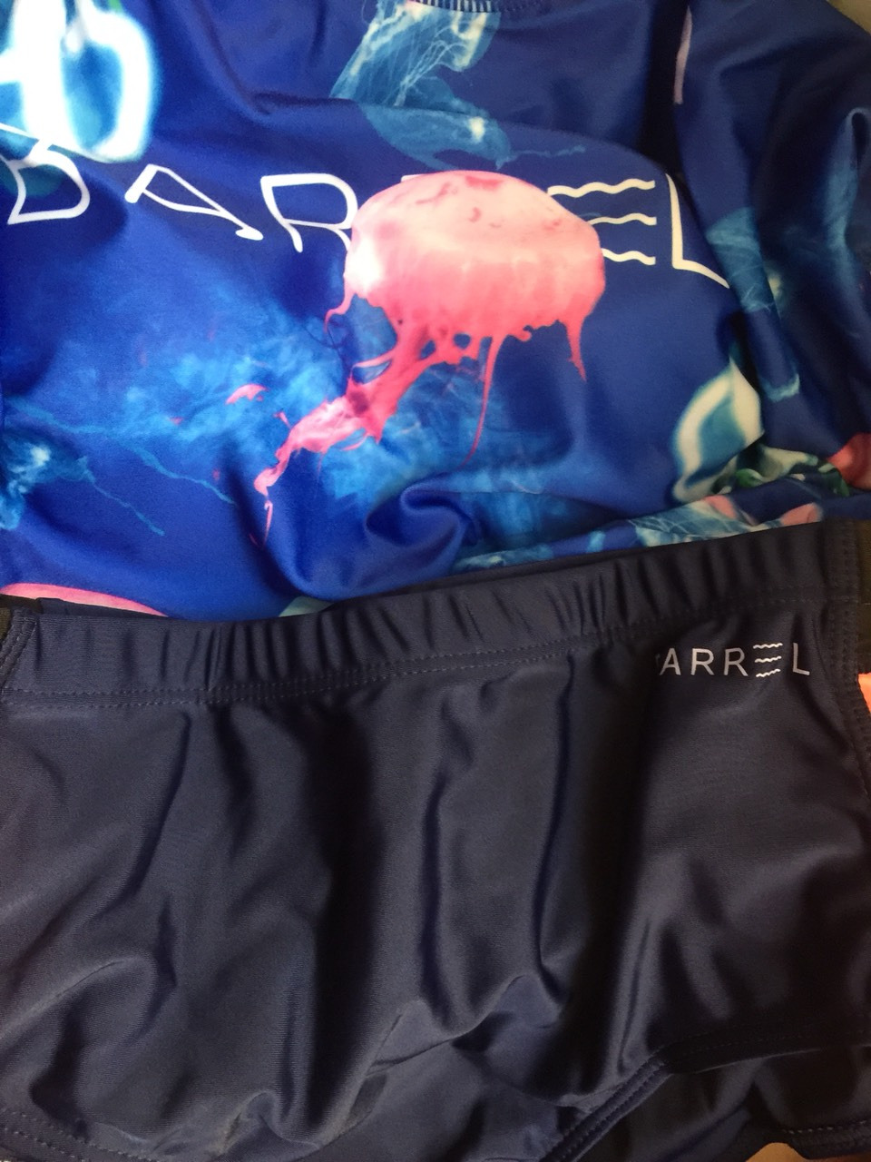 Mới mua bộ đồ xanh kiểu áo croptop, có nhận xét như sau:
- Chất liệu tốt, form chuẩn;
- Túi bảo quản sản phẩm đẹp, đóng gói TIKI cũng đẹp - thùng carton nên hàng hóa không móp méo;
- Giao hàng nhanh, shipper quen nên không cần kiểm hàng :) 

Khá hài lòng với TIKI, lần sau nếu có cơ hội sẽ quay lại TIKI!