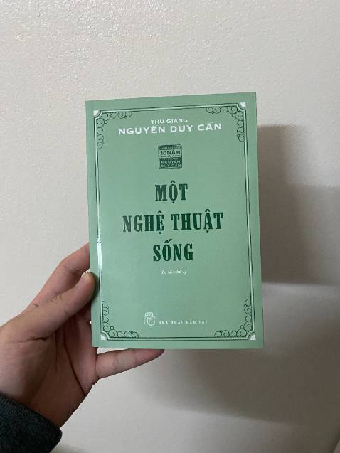 Tác phẩm Một nghệ thuật sống nêu lên những quan niệm về cuộc sống và cách sống: sống là gì, lẽ sống của con người, nhận biết chân giá trị của sự vật, hành động để giải thoát…

Tác giả không tập trung khai thác, phân tích tâm lý con người như những sách nghệ thuật sống, rèn luyện nhân cách phổ biến hiện nay. Ông cũng không lên gân, dạy dỗ phải làm điều này điều nọ để có được hạnh phúc trong cuộc sống. Tác giả hướng người đọc đến việc nhận thức được giá trị sự vật như nó vốn có, hiểu được bản ngã của mình để hành động phù hợp với hoàn cảnh. Để trở nên một con người hoàn toàn, theo tác giả, con người cần phải làm hai điều: cải tạo cá nhân và cải tạo xã hội.

Đây cũng là chủ đề xuyên suốt trong các chương của cuốn sách.