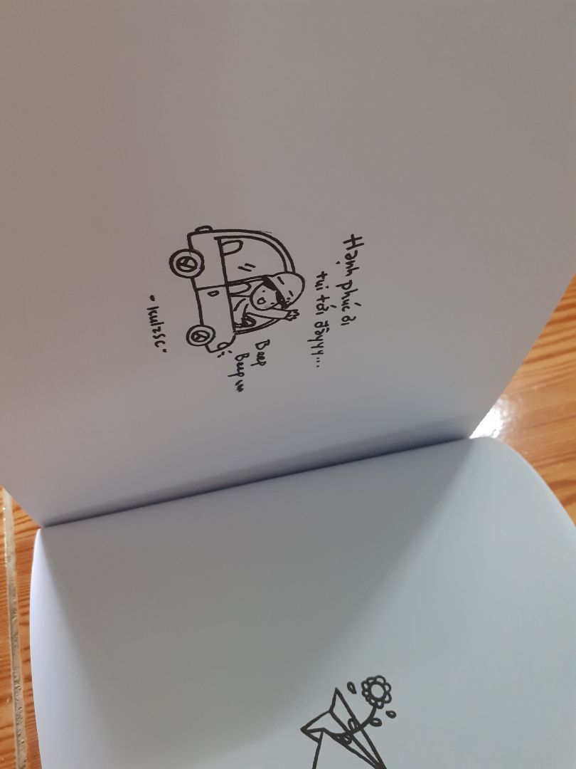 Sách ok lắm nè, giấy dày dặn hình dễ thương. Coi rv lâu rùi mà giờ mới mua. Đánh giá 5 sao vì anh shipper nha ? đẹp zai dễ thương xỉu a giao hàng cũng nhanh nữa. Bạn nào chưa hình dung được sách to sao thì nhìn tay mình nha, thuộc dạng trung bình nhỏ nhưng nói chung sách cũng to á