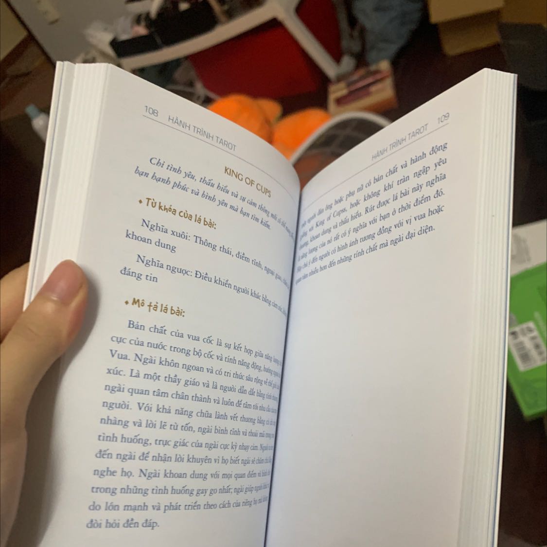 Sách đuợc bọc kiếng đẹp. Nội dung giải thích và hướng dẫn coi thông điệp của các lá bài. Chữ in màu xanh khiến mình hơi khó chịu