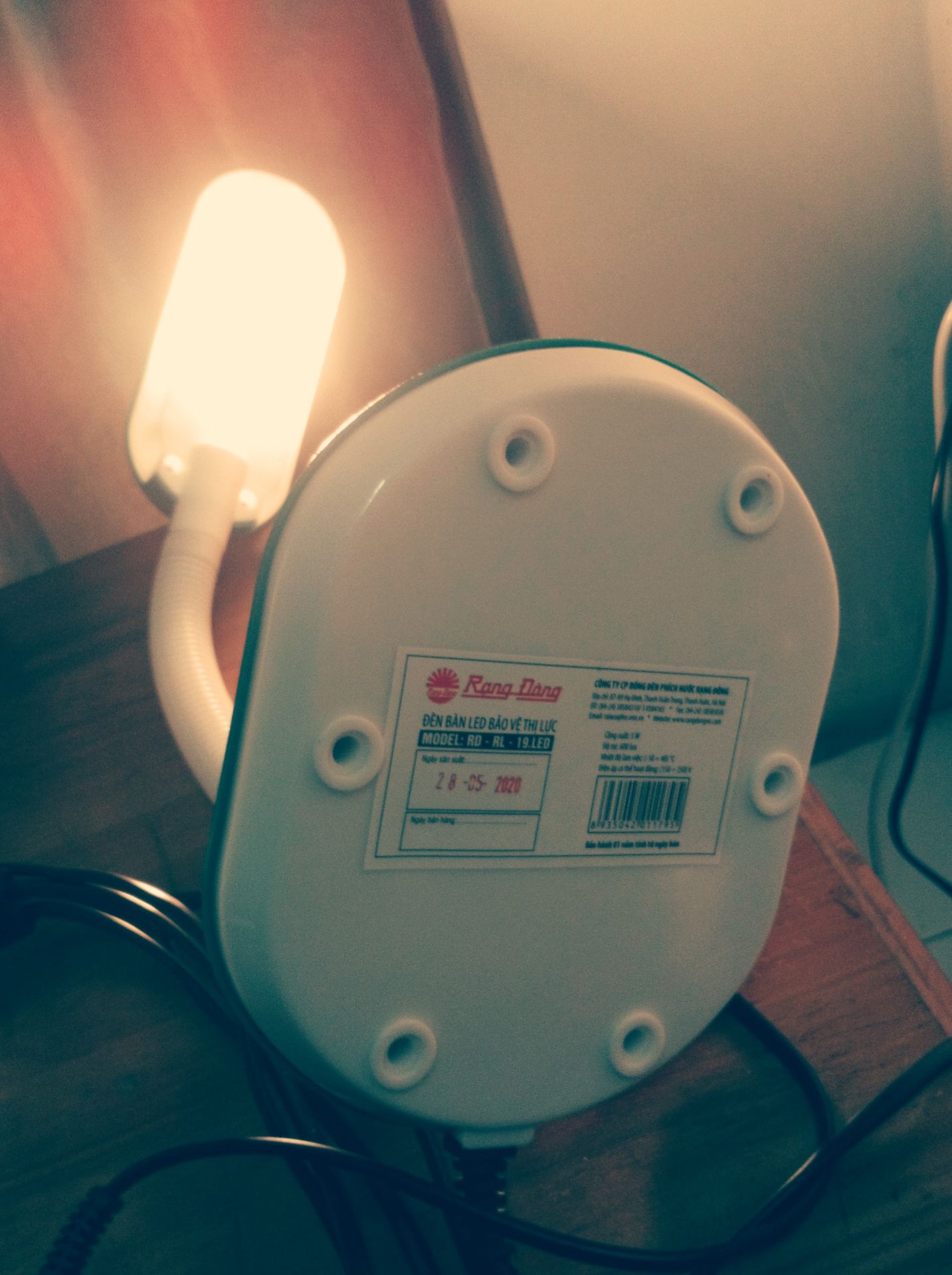 RẤT TỐT. ÁNH SÁNG VÀNG. Chiều cao chỗ nhún = 25cm khi kéo thẳng (không tính máng LED). Chiều dài dây cắm 95cm. Mình thích loại cắm thẳng vào ổ điện như này, không thích loại sạc bằng cốc sạc + usb. Đèn xài được 1h rờ máng đèn LED thì thấy nóng á. Hy vọng xài bền. Nói chung là tốt, không mệt mắt, mình dùng đọc sách và đặt sát máy may khi may + tháo chỉ rất tốt. Giá 127k chưa tính phí ship.