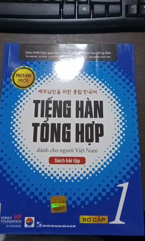 Sách mềm, giấy thơm, mới và mép sách không bị bóp trong quá trình giao hàng. Shop giao hàng nhanh đúng ngày và giờ. Đây là một trong những đầu sách hay và dễ cho những bạn mới bắt đầu bặp bẹ học tiếng hàn như mình. Hãy  thử mua và học nhé.
