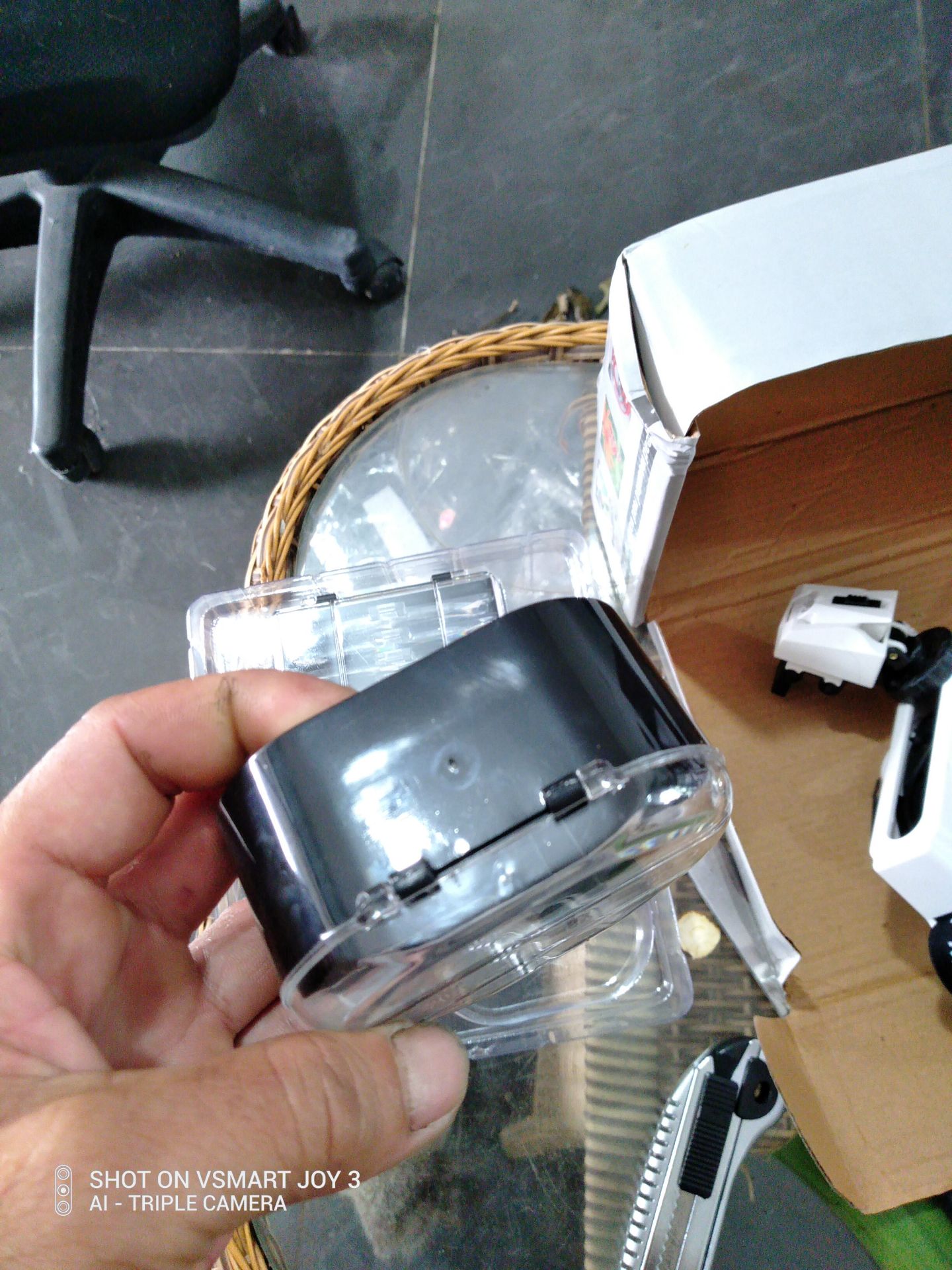 khi mua có đề chống nước, nhưng khi nhận hàng thì phải kiêng cữ nước. độ sáng thì tiền nào của nấy nên ko đòi hỏi nhiều. thiết kế dây đep về phải độ lại chứ để như zin dễ bị bung.