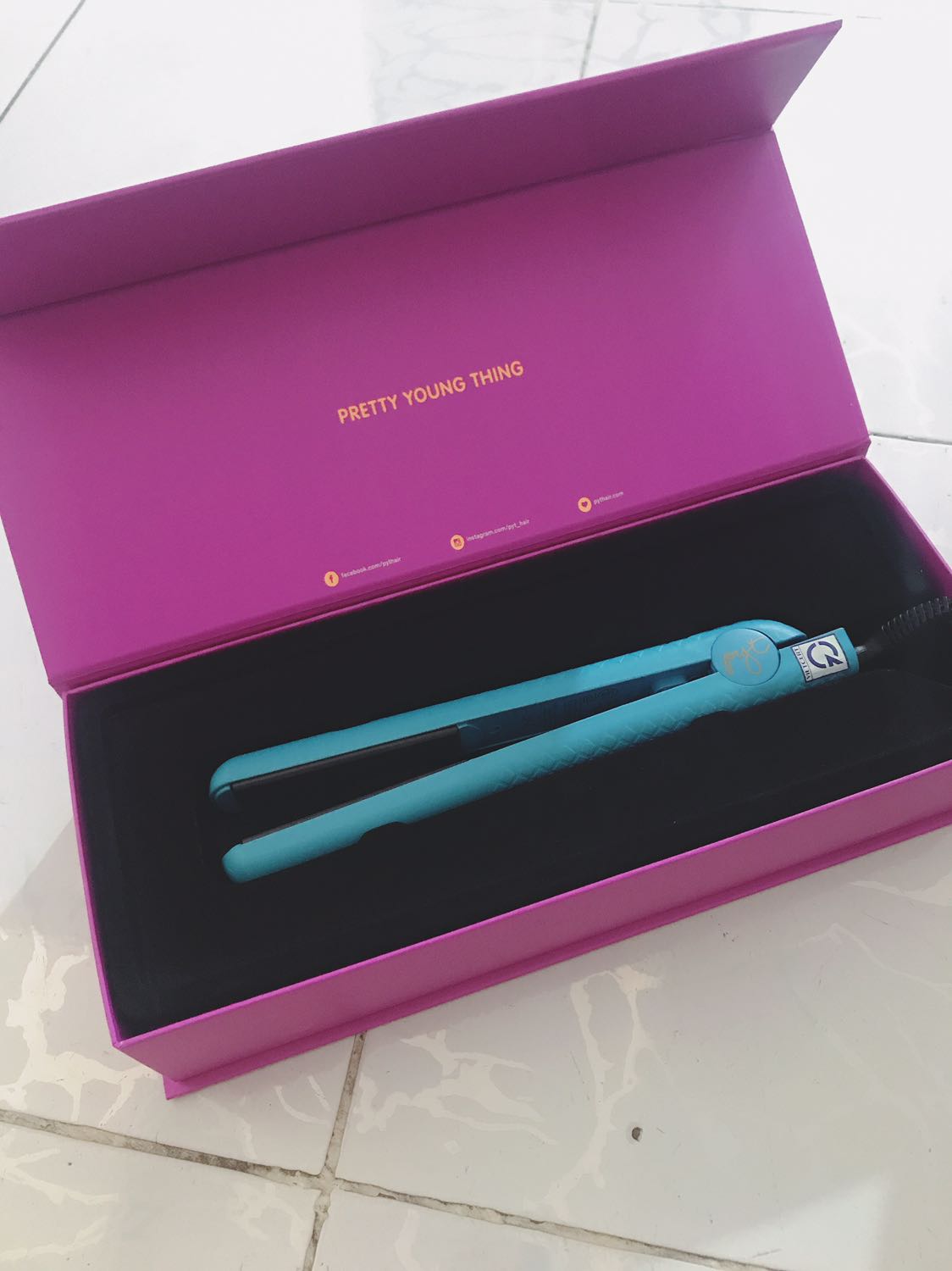 Máy đẹp hơn trong hình. Cầm lên tay rất chắc chắn nha ^^ Có hộp màu hồng siêu xinh nữa tiện sau mỗi lần sử dụng cho vào bảo quản luôn :))