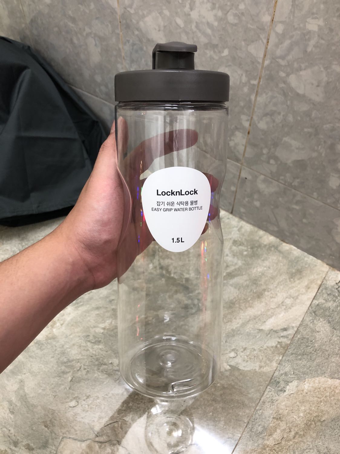 Sản phẩm đẹp mắt, phần nắp hoàn thiện tốt, chai nhựa màu đẹp nhưng hơi mỏng so với mình nghĩ 😅 nó là dạng nhựa mềm chứ không phải nhựa cứng cố định