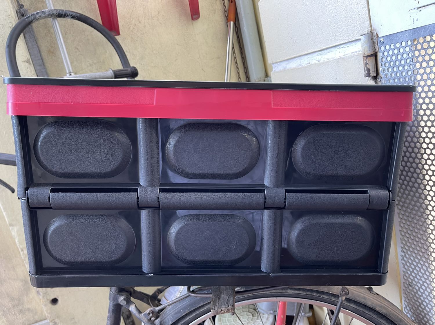 Đã nhận đc thùng đựng hàng nhưng kg có kèm theo túi đựng đồ ướt! Lần trước mua thì đầy đủ! Nhờ shop xem lại!