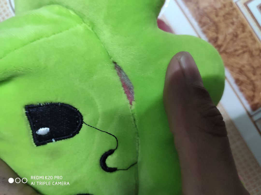 Quá thất vọng!!!
Mình mua màu xanh dương với màu hồng mà khi nhận hàng màu xanh lá cây,chưa hết đường chỉ thì ko cắt bỏ và còn sút chỉ 2 chỗ,còn dính vết bẩn nữa.thật sự không hiểu shop làm ăn kiểu gì nữa làm như vậy có thấy *** không??