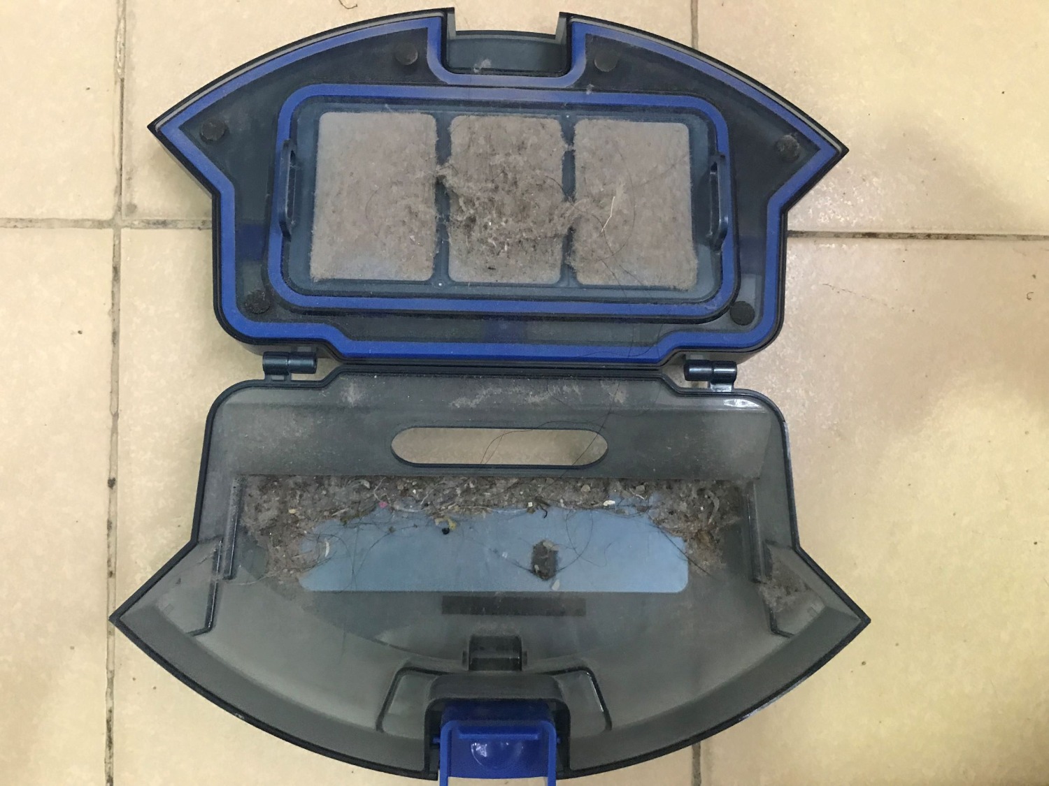 Nhà mình 100m2 đã có 1 máy hút bụi to và 2 máy cầm tay không dây, nay mua thêm cái Robot này cho đủ bộ.
(1) Máy to để tổng vệ sinh
(2) Máy cầm tay để vệ sinh bất chợt
(3) Robot này để vệ sinh thường xuyên.
Nhận xét: 
Robot này không phải loại thông minh, nhưng phù hợp với nhu cầu và giá hợp lý.
Vệ sinh sạch sẽ mặc dù mình vẫn dùng máy cầm tay vệ sinh thường xuyên nhưng robot này vẫn hút ra khối bụi vì nó chui được vào gầm giường.
Điểm trừ là
(-1)  Pin xạc dung lượng thấp và do sử dụng xạc chậm (6 tiếng/lần), nên bị hạn chế thời gian vệ sinh và giãn cách giữa các lần vệ sinh.
(-2) Vỏ máy làm bằng nhựa bám bụi và bám vân tay, hơi mất mĩ quan.

Ngoài ra mua ở Tiki thì hơi bực mình ở chỗ lần nào cũng giao hàng khác với kế hoạch và chỉ báo khi hàng đã trên đường đi giao. Lần này lịch là thứ 6 thì thứ 4 đã thấy gọi nhận hàng.