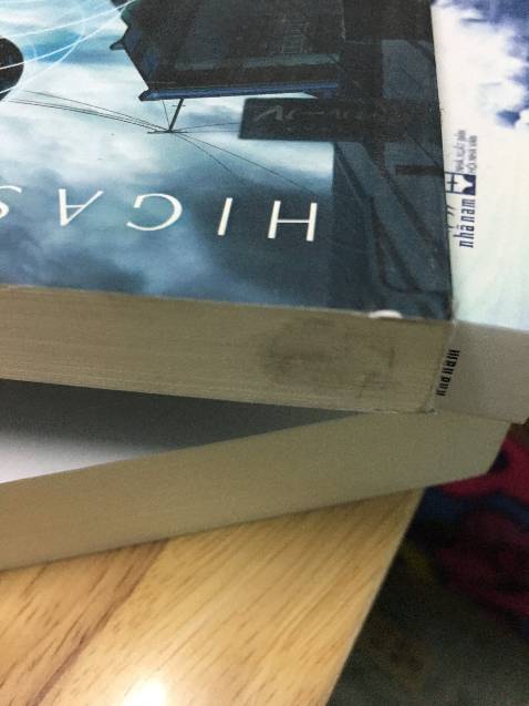 Tiki giao hàng rất nhanh, đây là điều thích nhất khi mua hàng ở Tiki dù hàng hoá ko đa dạng. Trong 3 cuốn đặt mua thì có cuốn này sao lem nhem, bẫn bẩn, nhìn mất thiện cảm ghê. 2 cuốn kia thì đỡ hơn. Rất muốn sử dụng dịch vụ bọc sách lẻ,  mua sách nào bọc sách đó luôn, Tiki nên triển khai chứ ko nên buộc mua gói dịch vụ bọc sách trọn gói, vì 1 năm đâu có dùng hết. Và khi giao sách thì nên lựa chọn cẩn thận dùm khách hàng.