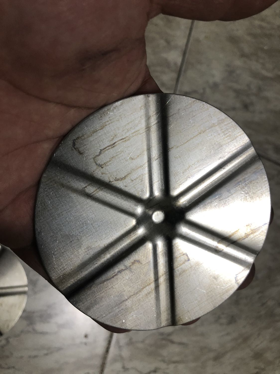 Sản phẩm làm quá tệ . 
- Tiền nào của đó thì ok nhưng ít ra cũng nên mài cho nhẵn tránh làm đứt tay ng sử dụng chứ , chạm nhẹ vào khuôn là đứt vết cắt nham nhở như *** gặm . Tiki nên xem lại cách lựa trọn nhà cung cấp . Đừng để quá nhiều nhà *** kiểu này khách hàng quay lưng lúc nào ko biết đâu . Sản phẩm thì dơ han rỉ sét .