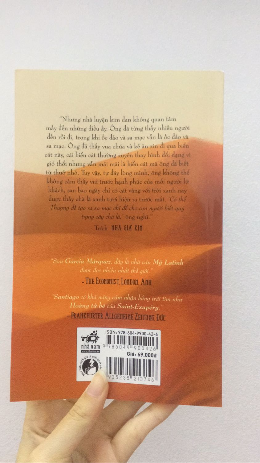 quyển này có thể nói là kinh điển rồi nên mình nhất quyết phải mua về đọc thử ngay sau khi đọc xong Hai số phận tối hôm qua :)). 
thứ nhất về giá tiền mình thấy khá rẻ, đã thế còn được freeship nên mình không hề bị day dứt sau khi mua về ( như nhiều quyển khác mình từng mua trên Tiki ) :)). thứ hai mình chọn gói ship từ 2-3h nên vừa đặt lúc 4 giờ, 6 giờ đã có rồi ! khi giao hàng đến thì quyển sách y như trong hình : bóng loáng, mới, chữ được in ấn rõ ràng và hình ảnh trong sách cũng rất đẹp nữa ! mình không đánh giá gì về shipper hay dịch vụ giao hàng ( chăm sóc khách hàng ) vì mình nhờ người thân nhận chứ không trực tiếp lấy ?
nhưng nói chung thì mình rất hài lòng về lần mua hàng này của Tiki ! good job ?