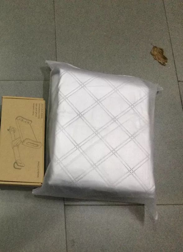 Sản phẩm đóng gói đẹp, tấm bạt dày như hình mô tả. Dễ dàng lắp đặt lên xe, sử dụng xong gấp gọn đễ lưu trữ không chiếm diện tích . Bạt có tai ràng nên thấy khá chắc chắn khi sử dụng, Chất lương sản phẩm tốt.