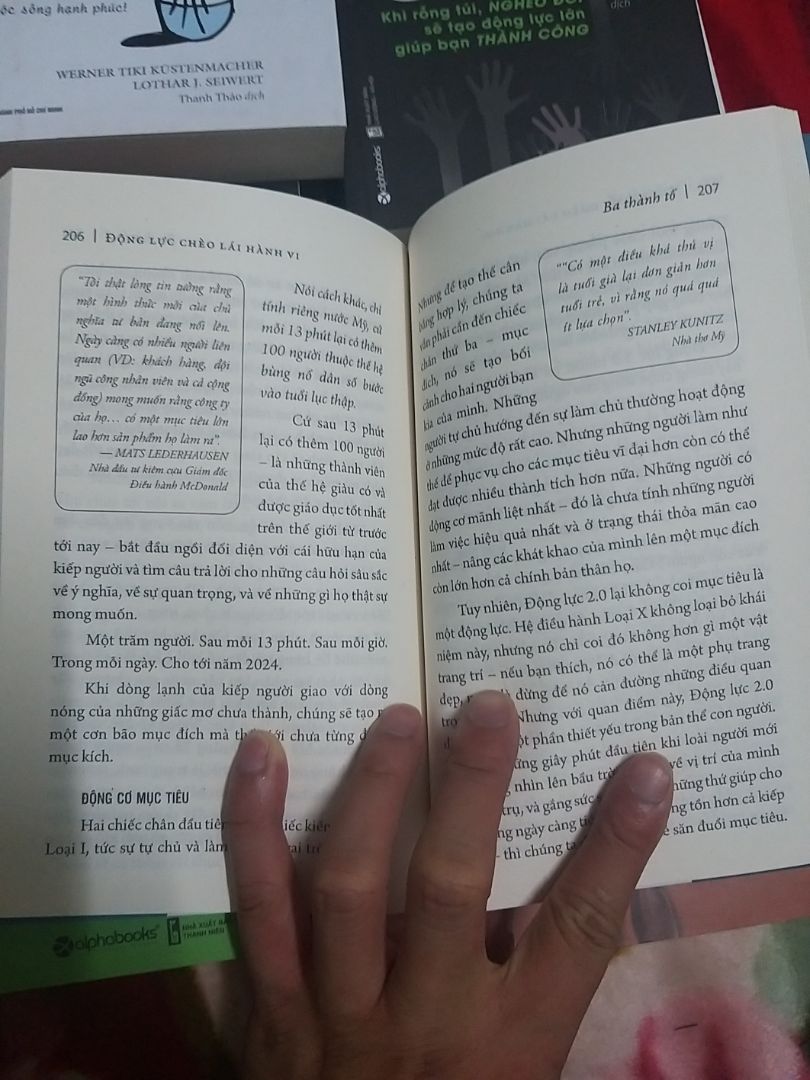 Sở hữu 2 cuốn sách hay của tác giả H.Pink.1 niềm vui to lớn.Động lực chèo lái hành vi đã chỉ ra các động lực mới trong thời đại mới ngày nay.Tại sao phương pháp gậy cà rốt lại ngày càng giảm tác dụng.