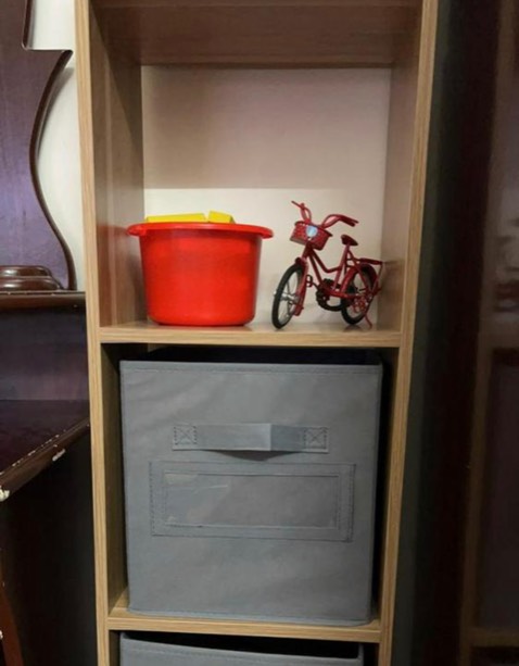 Rất đẹp. Rất cứng cáp, chắc chắn. Sản phẩm có thể gấp gọn tiện lợi. Mình thấy cỡ vừa đủ dùng, để đồ dùng hợp lý, mọi người nên mua rồi cho vào kệ tổ ong nha, chống bừa bộn nhưng cungz để trang trí luôn