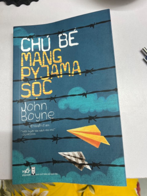 1 câu chuyện có tình bạn đẹp, những đứa trẻ ngoan ngoãn, dễ thương, nhưng có cái kết buồn đến ám ảnh, mình đọc xong trước lúc đi ngủ bị ám ảnh đến mất ngủ luôn. Nhưng hay và nên đọc nha