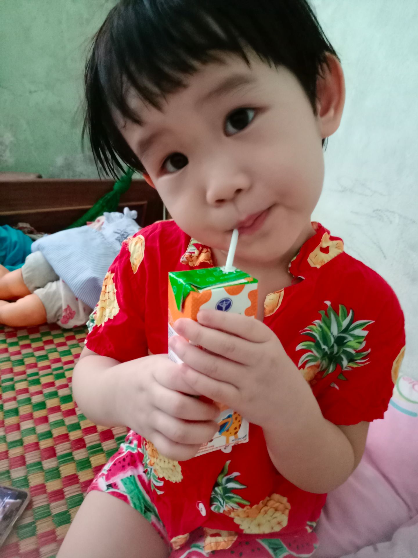 sữa chất rất ngon. mùi vị y chang yomost. bé nhà m cực thích mùi vị cam so với hương dâu, chuối. bé uống tù lì luôn 2 hũ..date dài. tks shop nhé. ❤️❤️