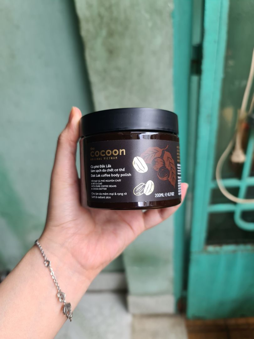 hũ thứ 2 mình xài rồi. rất tốt nhé mọi người. mùi cf thơm nức mũi. mình có ít mụn lưng mà xài em này giờ hết luôn. hạt scrub đủ để massage da, không quá to. xài thích lắm 
shop đóng gói cẩn thận. tiki giao hàng mùa dịch tầm 1 tuần là khá tốt rồi.