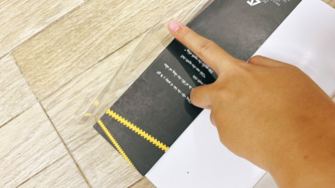 Sách không vấn đề gì. 1 sao ở đây là để đánh giá Tiki. Bookcare của Tiki lần này rất tệ, dễ rách ở mép. Cuốn này mình vừa nhận mở ra thì thấy bookcare rách ra rồi. Mình yêu cầu đổi bookcare mới thì nhân viên bảo không thể giao bookcare riêng, phải đổi cùng với sách. Nên mình lại đóng gói cuốn đó kèm bookcare rách gửi cho Tiki. Giờ nhận lại sản phẩm thì chỉ có 1 cuốn sách và hoàn toàn không có bookcare. Giờ nhắn nhân viên thì lại kêu chụp ảnh, reply *** rồi lại theo quy trình đổi hàng như hôm trước. Mình thấy rất phiền. Sách nhận được 3 ngày rồi chưa được đọc. Cứ chuyển tới chuyển lui như vậy. Mình cũng không rảnh rỗi để ở nhà và chờ nhân viên tới đưa sách mỗi ngày như vậy. Bookcare của 2 cuốn còn lại tối qua mình đang cầm đọc thì cũng bị bong ra 1 chút.