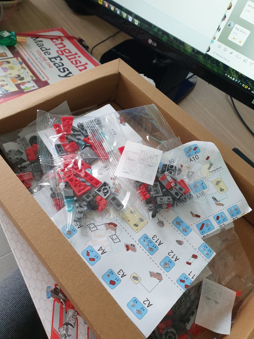 hàng nguyên vẹn. nhựa nhìn bóng đẹp. bé mình rất thích