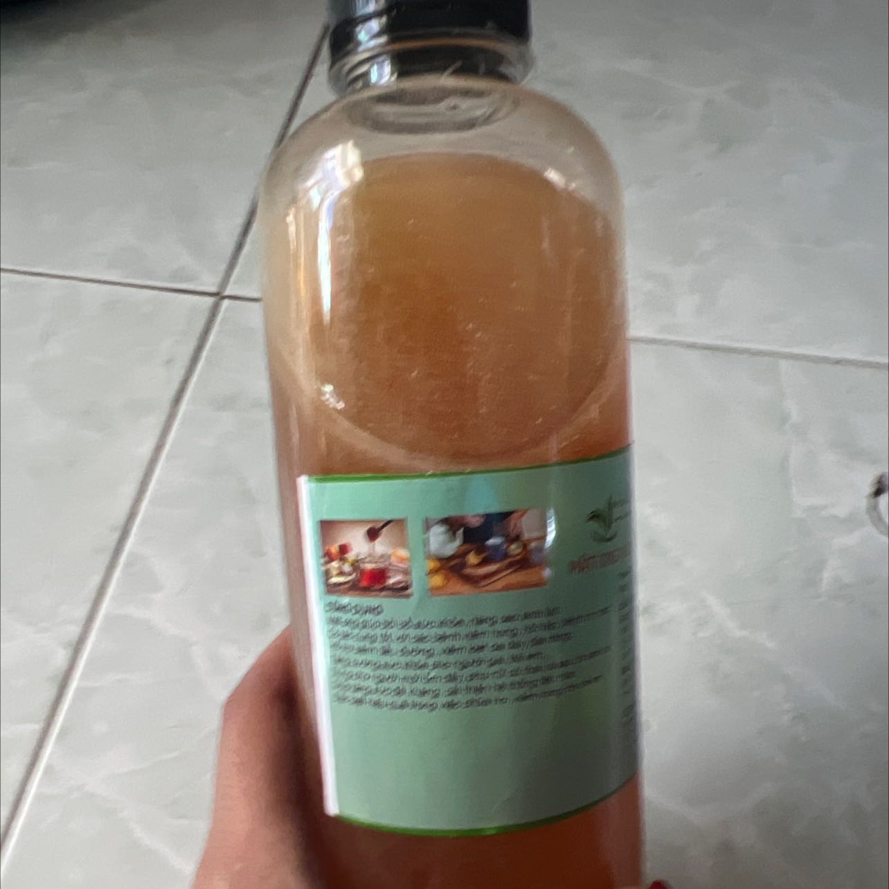 Với mình thì thấy mật ong hơi loãng, có nhiều bọt khí >> có hơi gas. Cơ thể là do đặc tính là ong hoa nhãn và thu hoạch vào mùa mưa. Nếu ai mua thì dùng sớm!