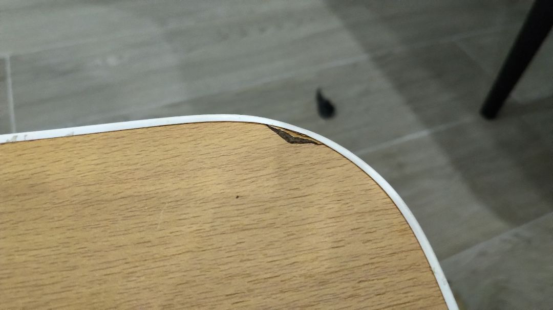 Có vết mẻ trên mặt bàn. Chân bàn trông xỉn. Giá vậy thì cũng không thể đòi hỏi gì hơn. Tạm hài lòng