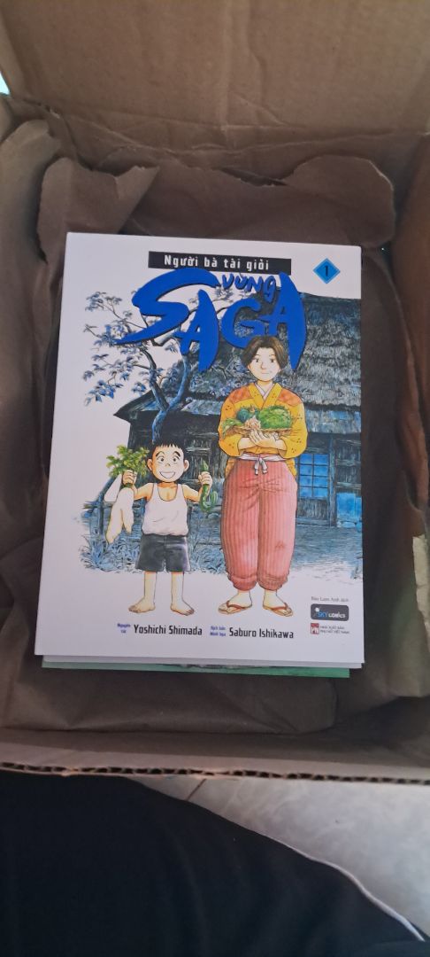 Truyện hay, ý nghĩa, nét vẽ cũng đẹp nữa, phù hợp cho cả người lớn và trẻ con luôn. Giao hàng siêu nhanh luôn ạ, mình vừa đặt hôm trước mà hôm sau đã giao rồi, lần này Tiki đóng gói sản phẩm khá ổn, có bọc đàng hoàng. Do đang đợt sale mà mình thấy sale 50% nên mình quất luôn 8 quyển về đọc=)) Còn 3 quyển nữa thì đợi ra nốt mua một thể luôn:3