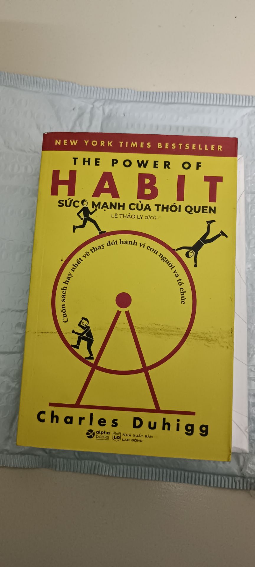 bìa sách cũ, dơ. 
sách có dấu hiệu đã sử dụng.
các góc sách vị móp méo
Yêu cầu đổi sách.
Giao hàng chậm trễ.
 Giao lúc nghỉ trưa