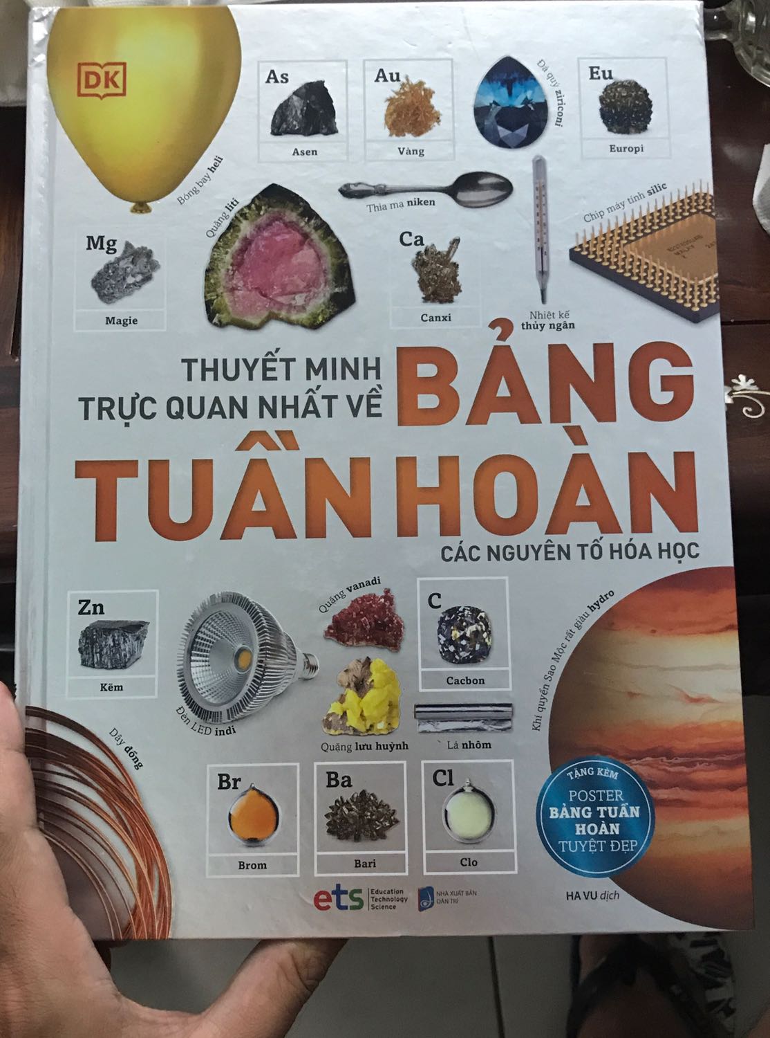 Sách in màu bìa dày rất chắc chắn. Chất lượng giấy in và màu quá ok. Mua về đọc xong cất giữ cho con cháu sau này đọc tiếp cũng được ^_^ 
P/s: được tặng kèm bản tuần hoàn hoá học đính kèm rất đẹp