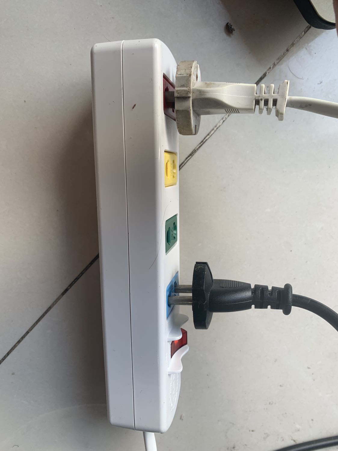 Ổ cắm rất nhỏ. K vừa cái nào ở nhà hết