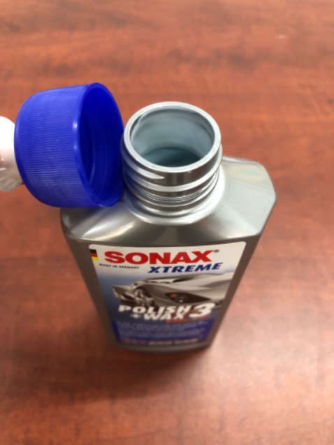 Chai nhận được bụi, khá cũ và không có bao bảo vệ miệng chai bên ngoài nên không ngoại trừ khả năng lấy chai cũ rồi đổ dịch khác vào để bán. Cạch.