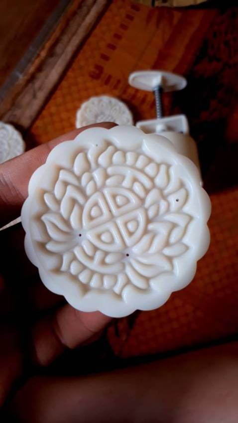 Ship nhanh phết, sản phẩm đẹp hơn mình nghĩ, nhựa dày dặn chắc chắn không ọp ẹp, mua về tập tành làm bánh cho vui