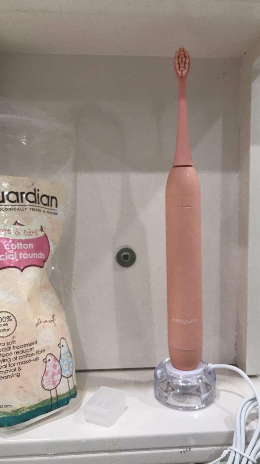 Giao hàng nhanh, đóng gói kĩ càng
Sản phảm thiết kế tỉ lệ và màu sắc đẹp - mình mua màu hồng, cầm chắc tay
Hiệu quả đánh răng ổn