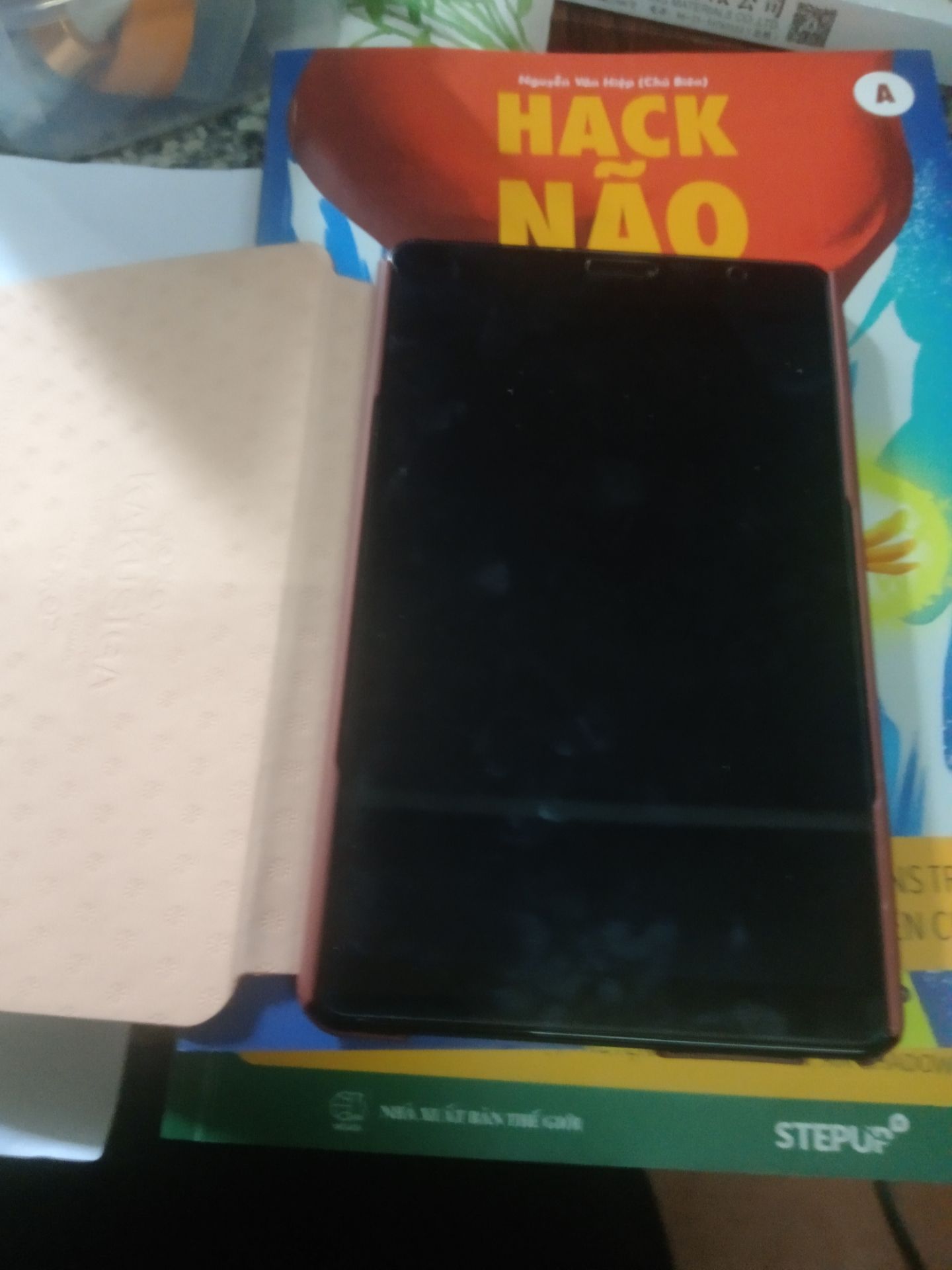 hàng được bọc kín bằng bao chống sốc rất ấn toàn, Bao da vừa với máy miếng kính cường lực dễ dán và vừa khít với màn hình