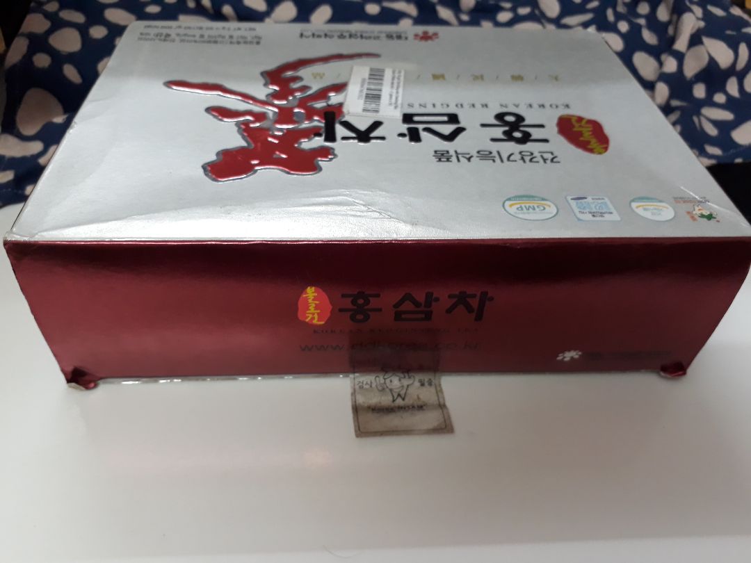 Lần thứ 2 mua trà sâm trên Tiki. Lần trước mua từ ncc khác tem niêm phong bị rách. Lần này đã né ncc đó rồi mà vẫn bị nhận hàng giống như đã qua sử dụng. Mà ncc quatangme này giá cao hơn chỗ khác 40k nhưng vì có giao 2h nên mình mua để sớm nhận đc hàng. Vỏ hộp cũ, rách, tem dán bám bụi không còn dính, mở ra từng gói trà xếp lộn xộn, giống như có người đặt hàng mà ko đủ nên gom gói lẻ và kiếm hộp cũ cho vào. Sp chưa dùng nên ko biết ntn.