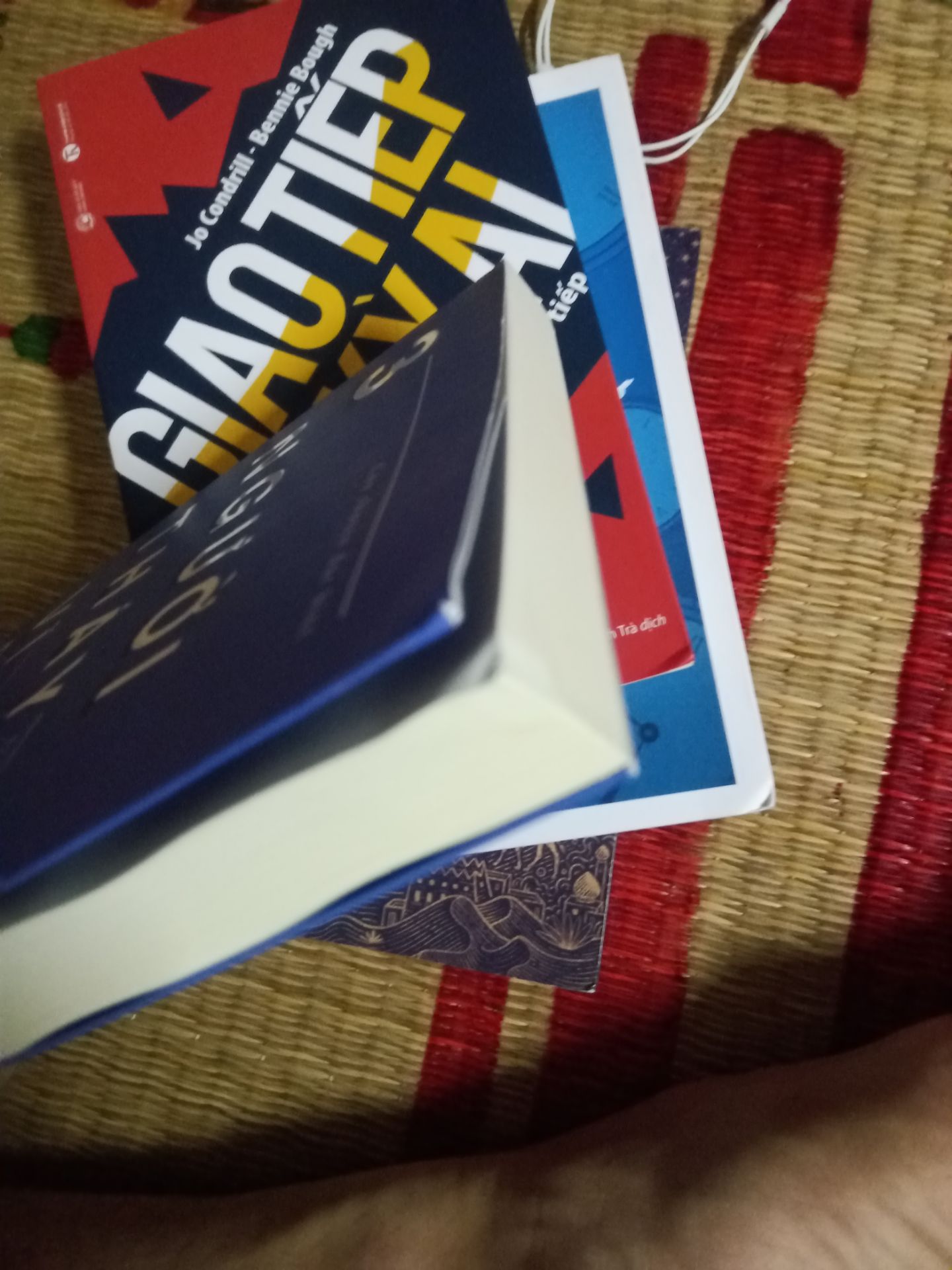 giao nhanh, nhưng hàng đóng gói rất ẩu chỉ cho 5 quyển sách vào hộp rồi gói lại, mình là người quý sách lên rất k hài lòng !