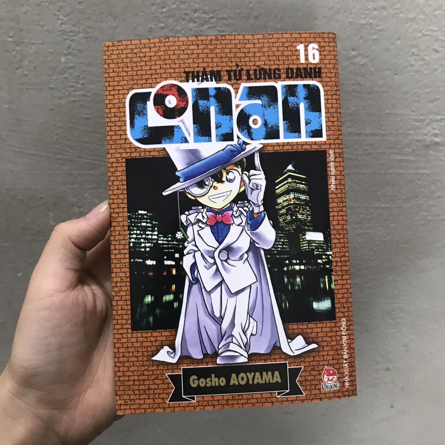 Giao hàng nhanh, truyện mới, ở bìa truyện có vài vết hằn và mép bìa bị móp một xíu nhưng nhìn chung không đáng kể^^