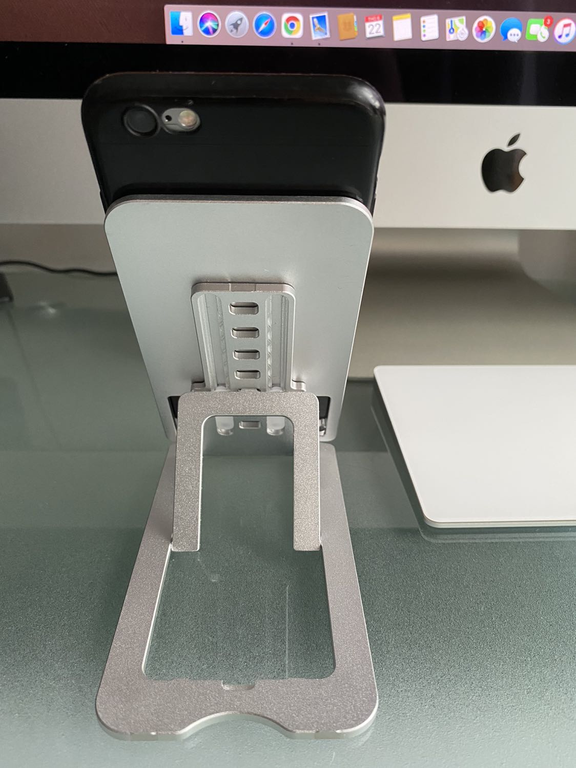 Hàng thiết kế gọn, chất lượng ok nhưng có 1 khuyết điểm là nếu để điện thoại ở nấc thấp nhất cũng là nất hợp lý nhất thì không thể gắn được dây sạc !