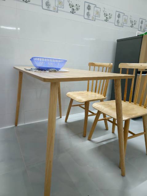 Bàn đẹp, đúng kích thước, không biết sao đưa 5 cái chân :)) mặt bàn hơi trầy xíu.