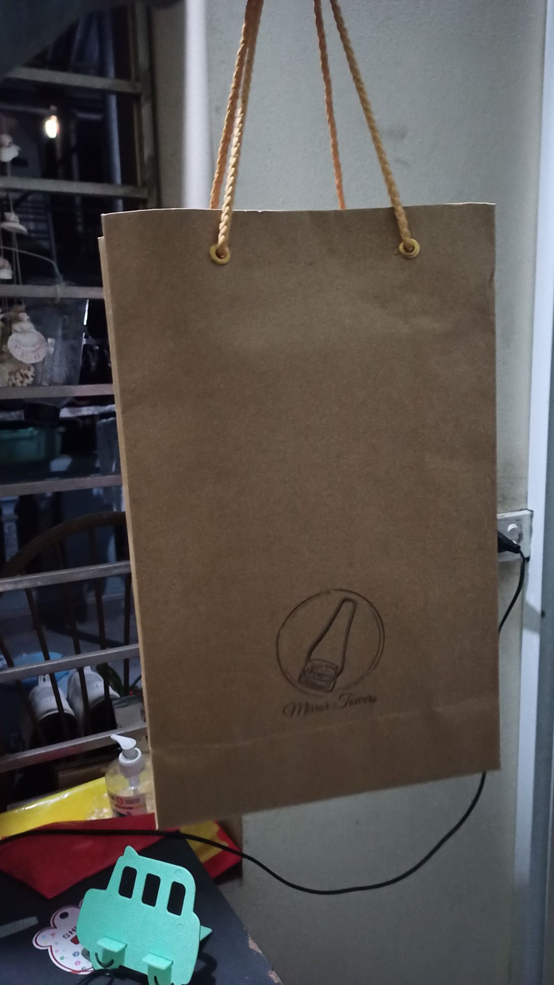 Túi khá dày dặn, bền và không có mùi khó chịu như những túi giấy rẻ mình từng mua. Sản phẩm hợp với giá tiền, mọi người nên mua nha